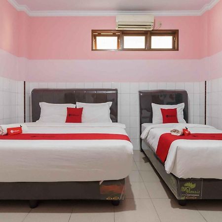 Reddoorz Plus @ Jalan Gatot Subroto Medan Sunggal Exterior foto