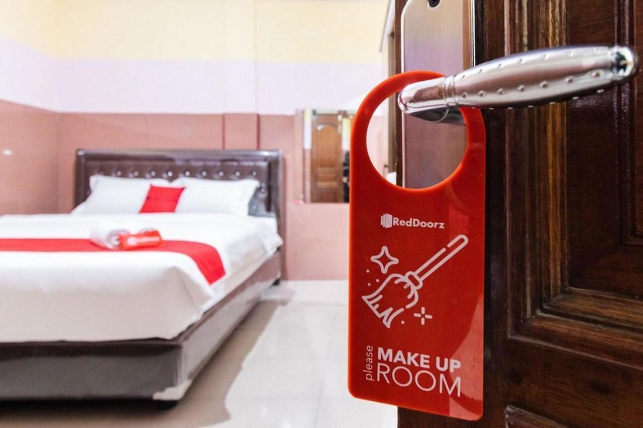 Reddoorz Plus @ Jalan Gatot Subroto Medan Sunggal Exterior foto