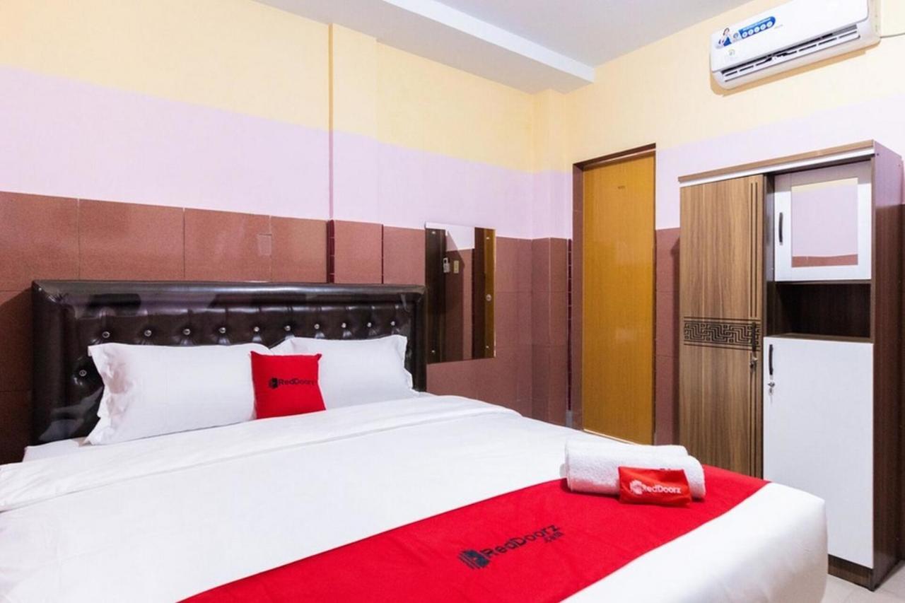 Reddoorz Plus @ Jalan Gatot Subroto Medan Sunggal Exterior foto
