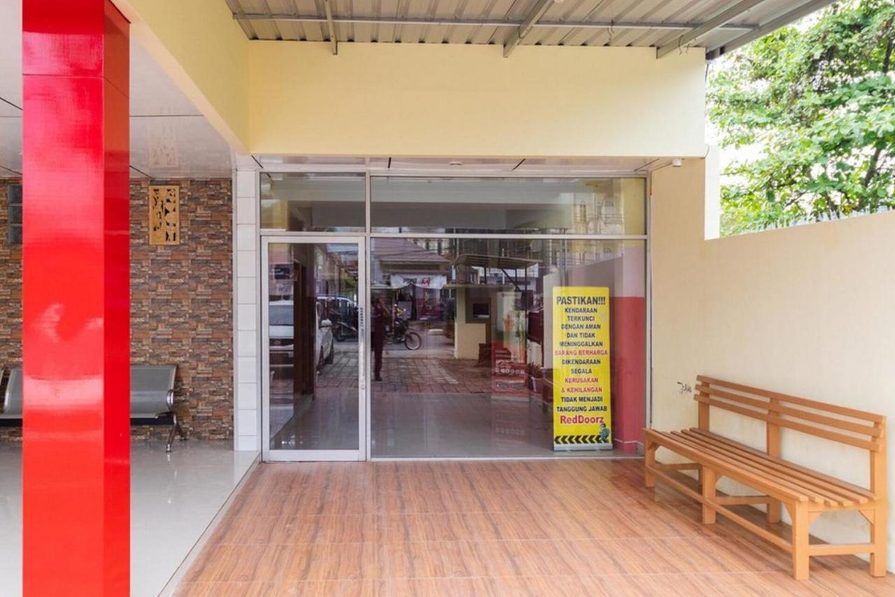 Reddoorz Plus @ Jalan Gatot Subroto Medan Sunggal Exterior foto