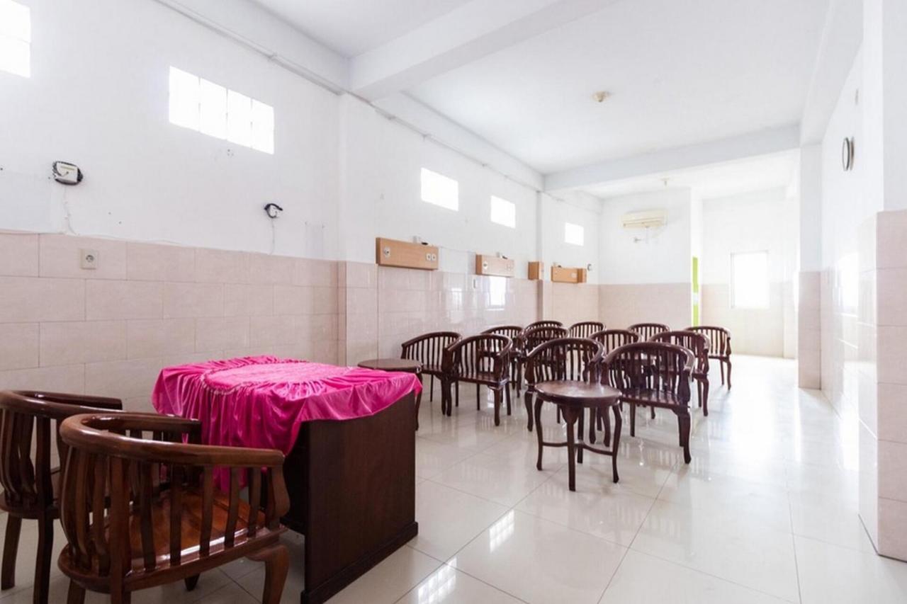Reddoorz Plus @ Jalan Gatot Subroto Medan Sunggal Exterior foto