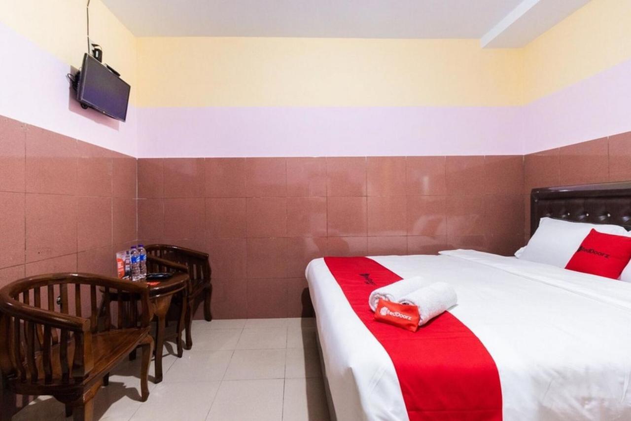 Reddoorz Plus @ Jalan Gatot Subroto Medan Sunggal Exterior foto