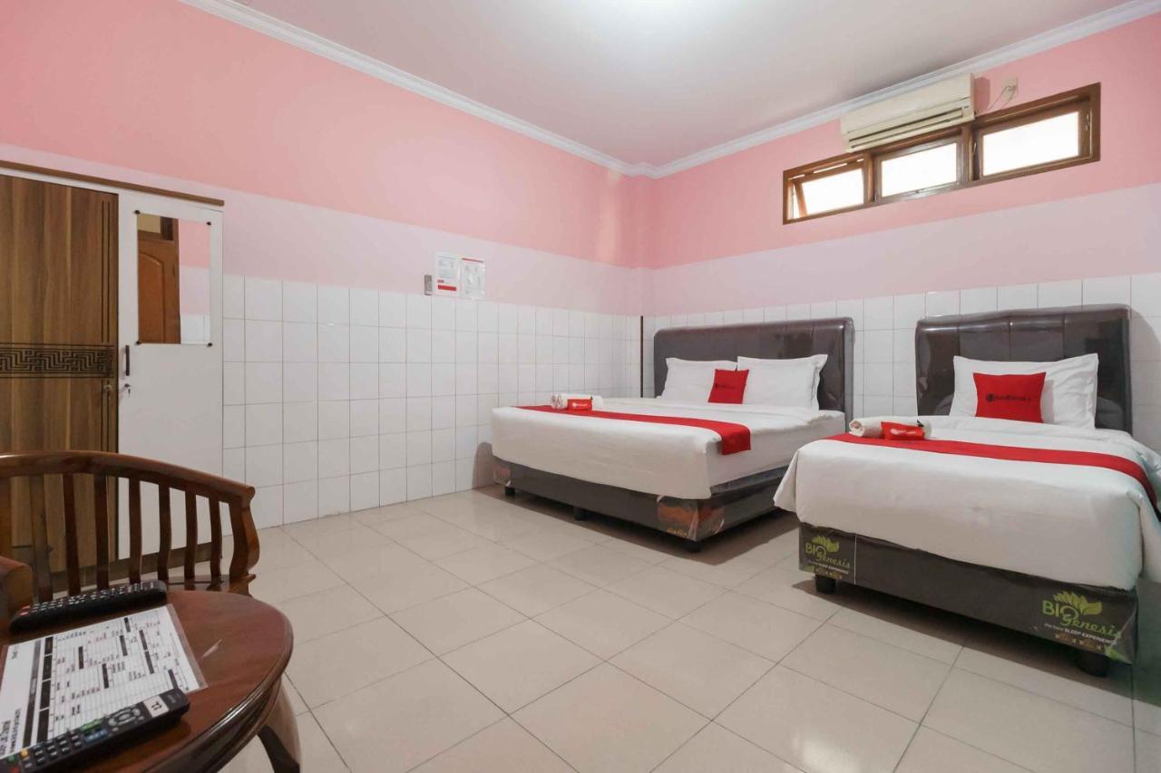 Reddoorz Plus @ Jalan Gatot Subroto Medan Sunggal Exterior foto